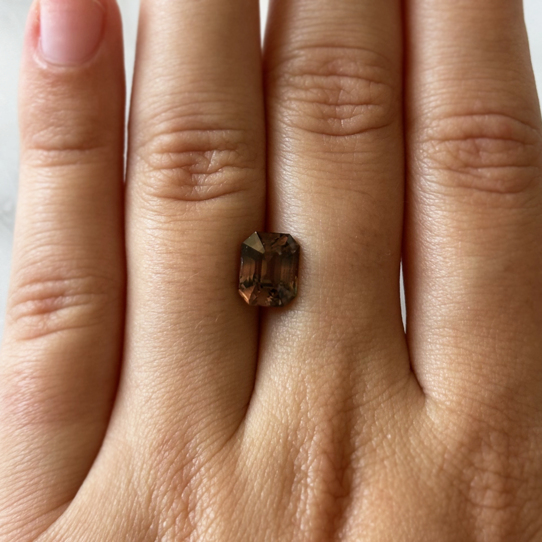 BESPOKE 3.19CT BROWN-PINK COLOR CHANGE SAPPHIRE