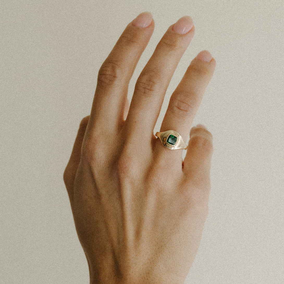 TSAVORITE RIPPLE SIGNET RING