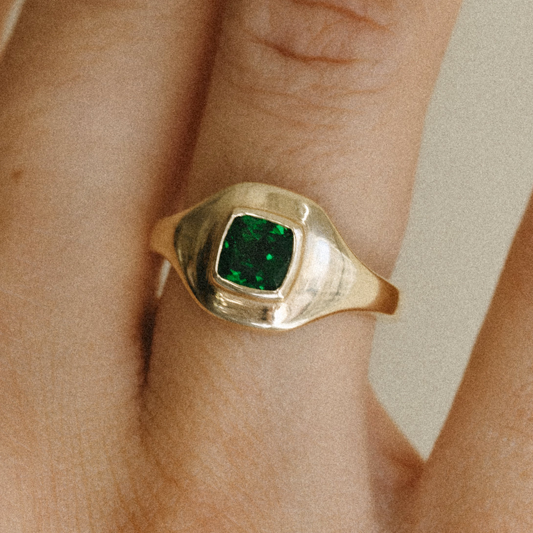 TSAVORITE RIPPLE SIGNET RING