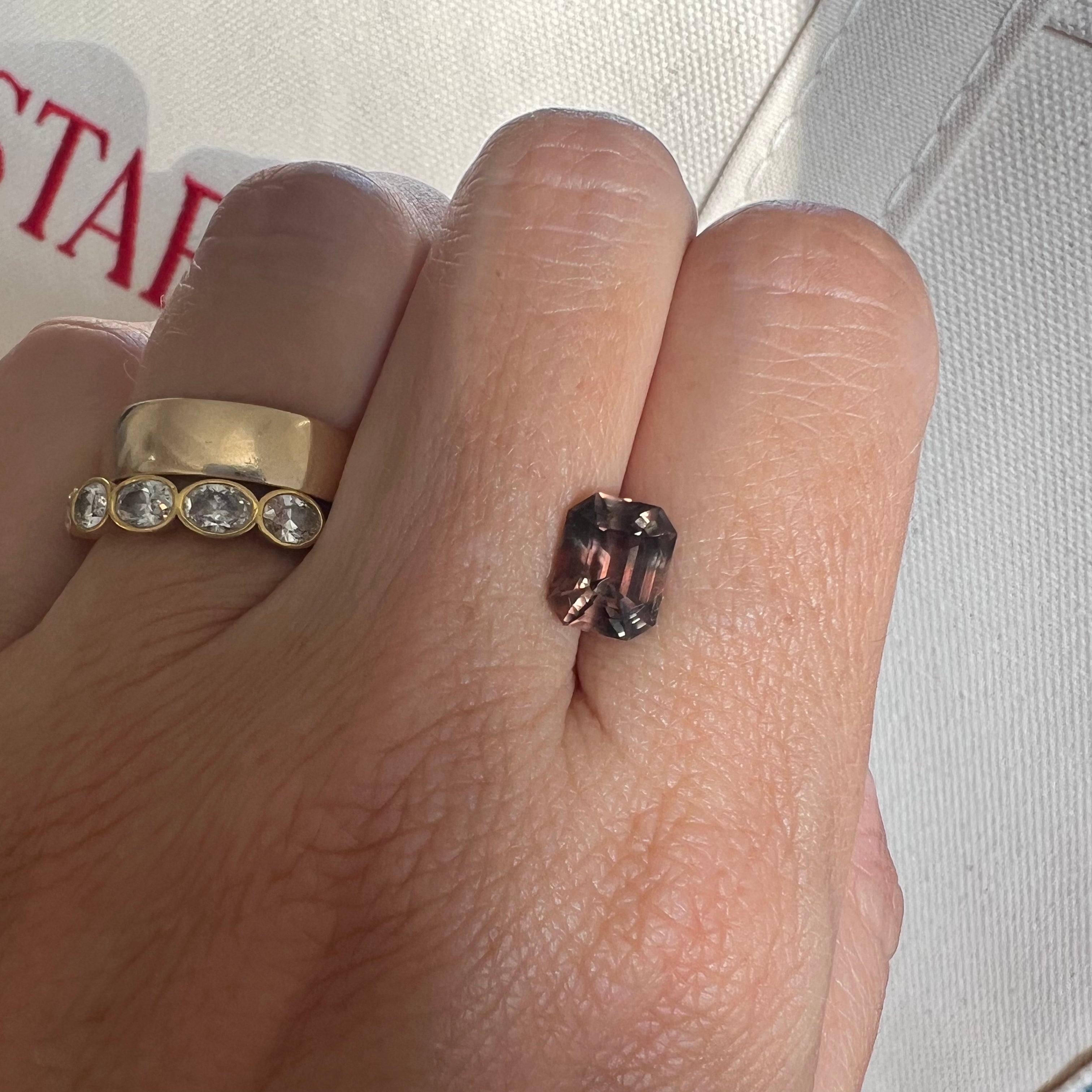 BESPOKE 3.19CT BROWN-PINK COLOR CHANGE SAPPHIRE