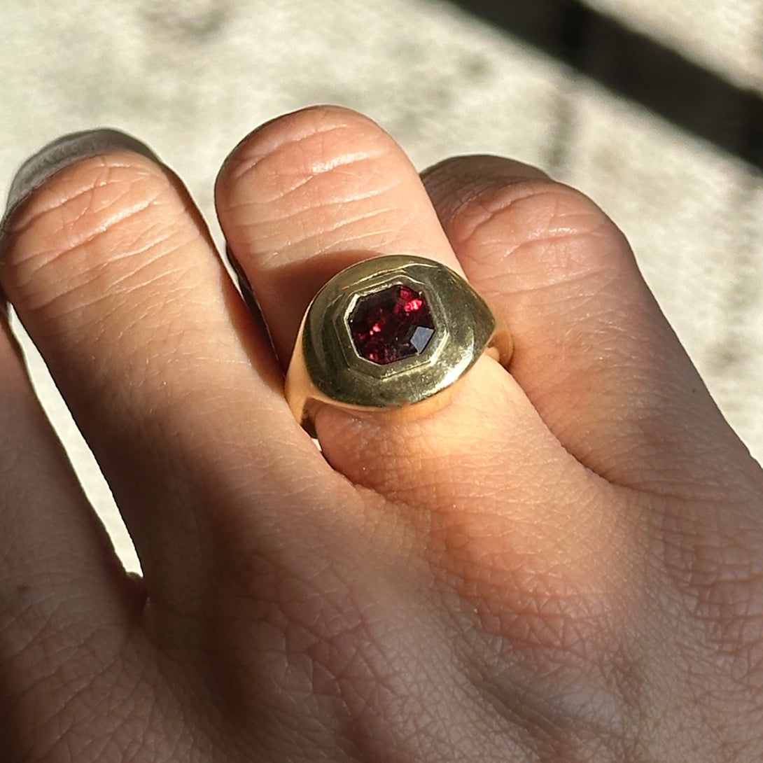 2.1CT GARNET RIPPLE RING