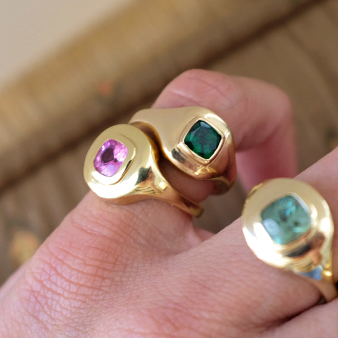 TSAVORITE RIPPLE SIGNET RING