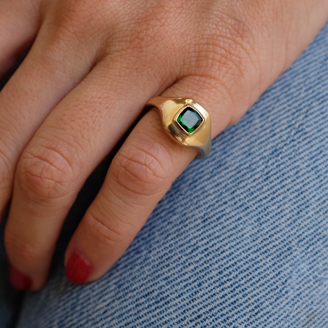 TSAVORITE RIPPLE SIGNET RING