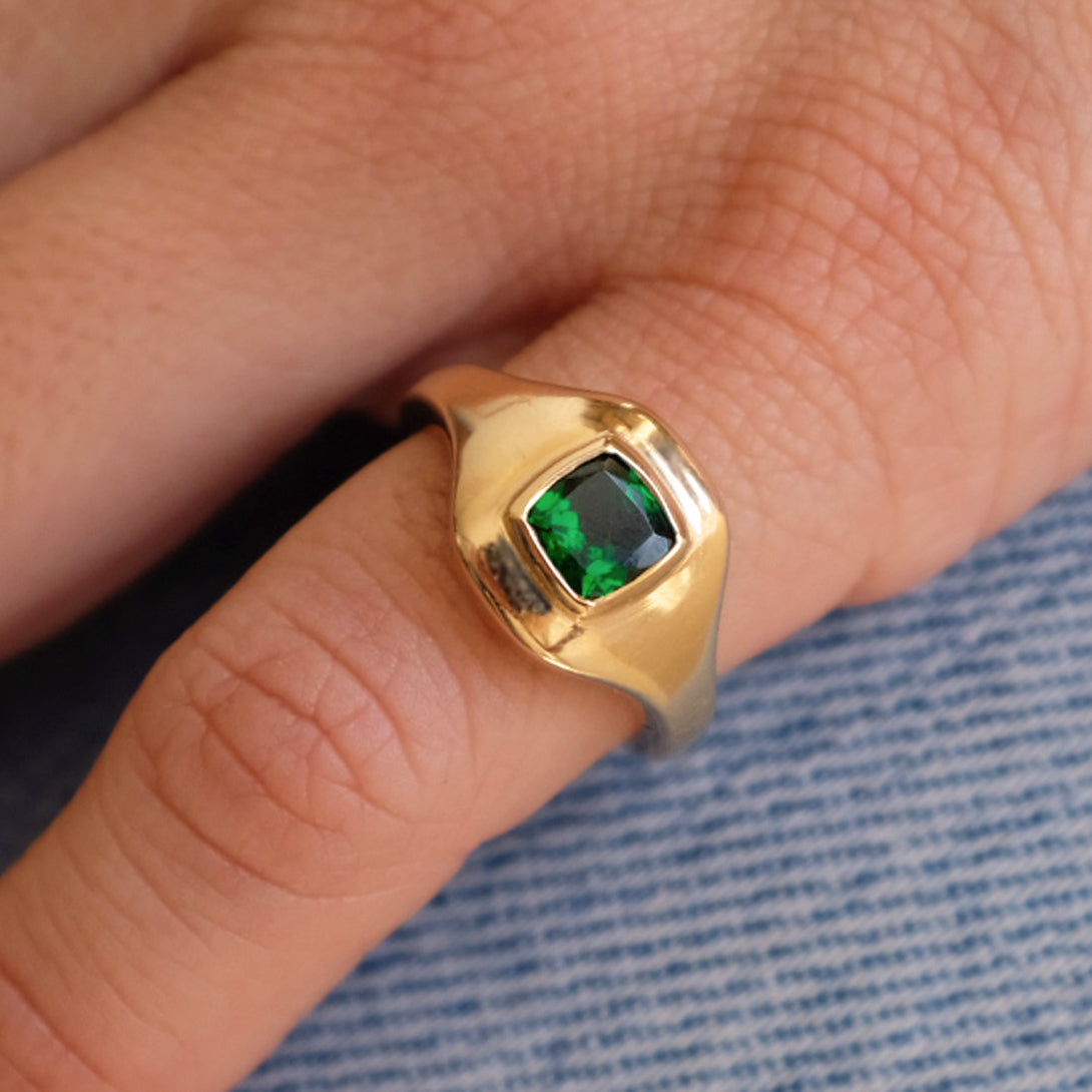 TSAVORITE RIPPLE SIGNET RING