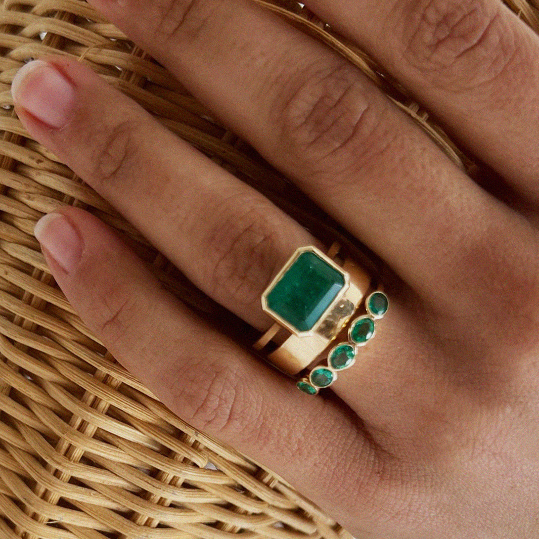 EMERALD OVAL BEZEL RING