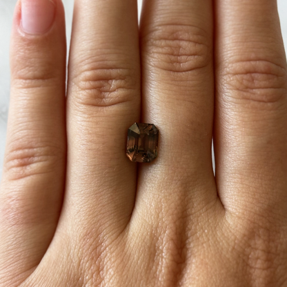 BESPOKE 3.19CT BROWN-PINK COLOR CHANGE SAPPHIRE