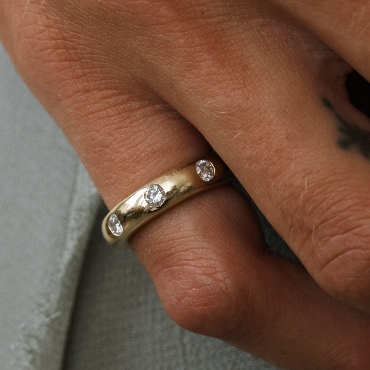 Diamond Flush Set Round Band