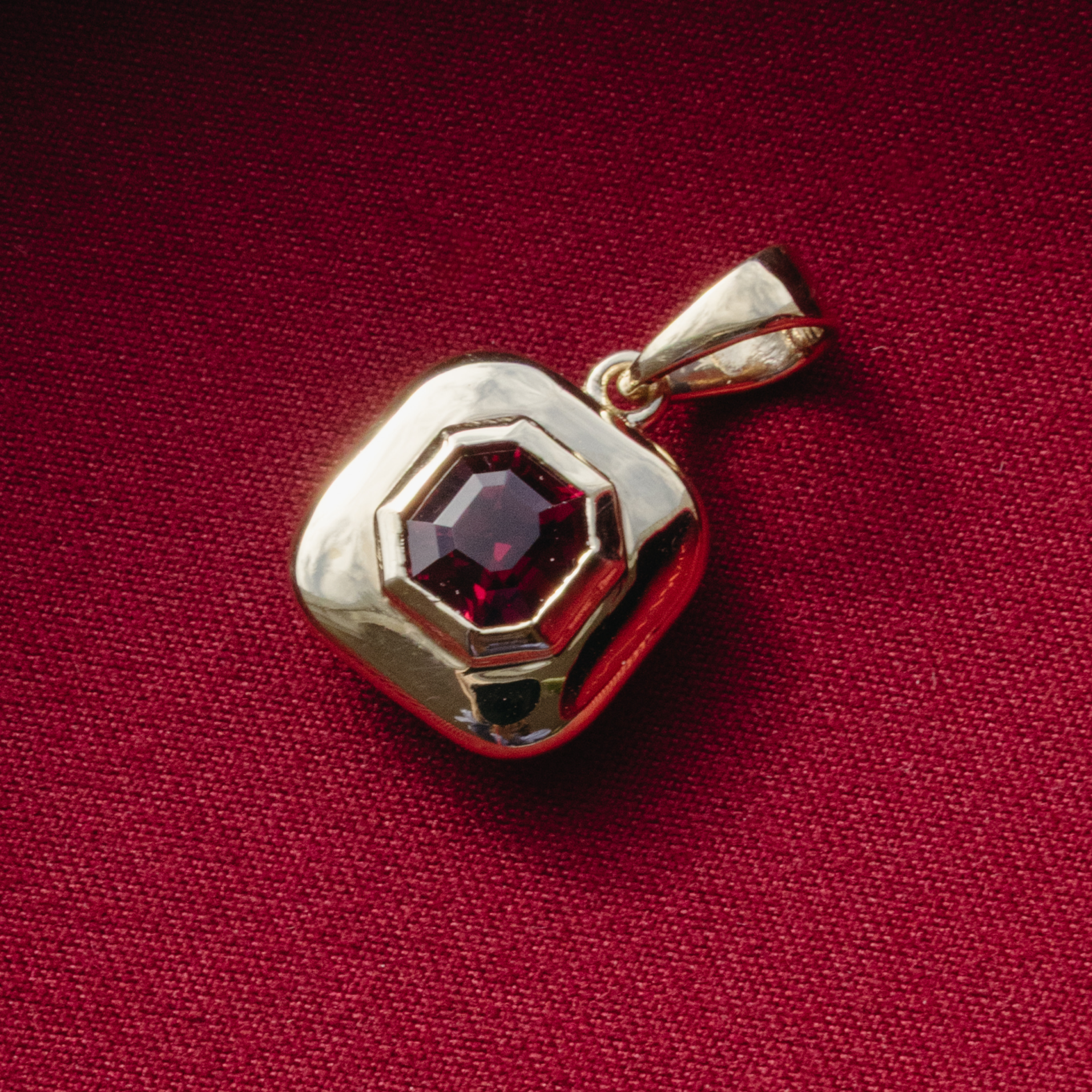 1.50ct Rhodolite Ripple Charm