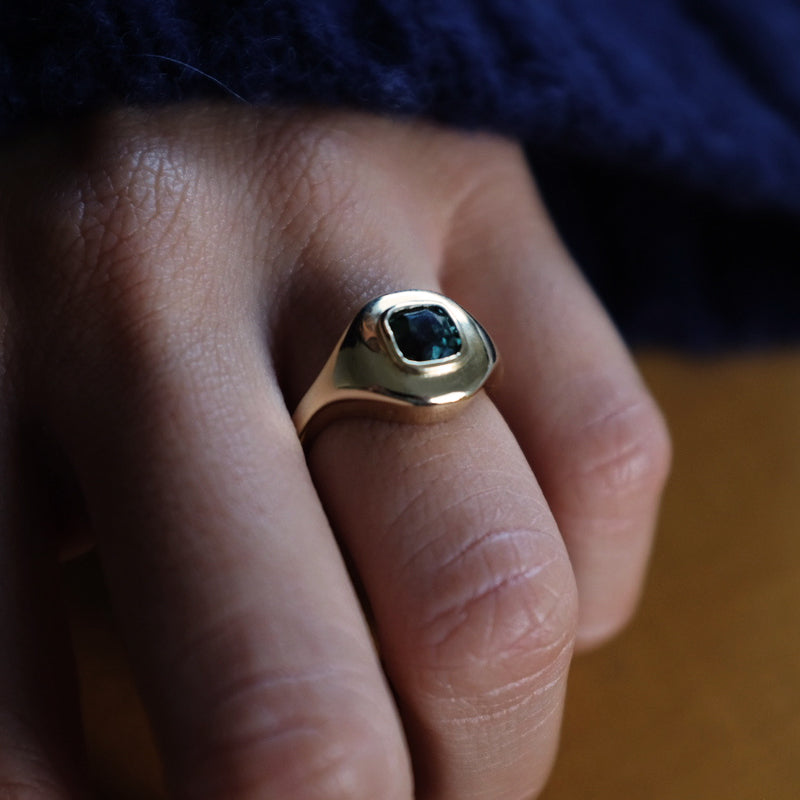 GREEN SAPPHIRE RIPPLE SIGNET RING