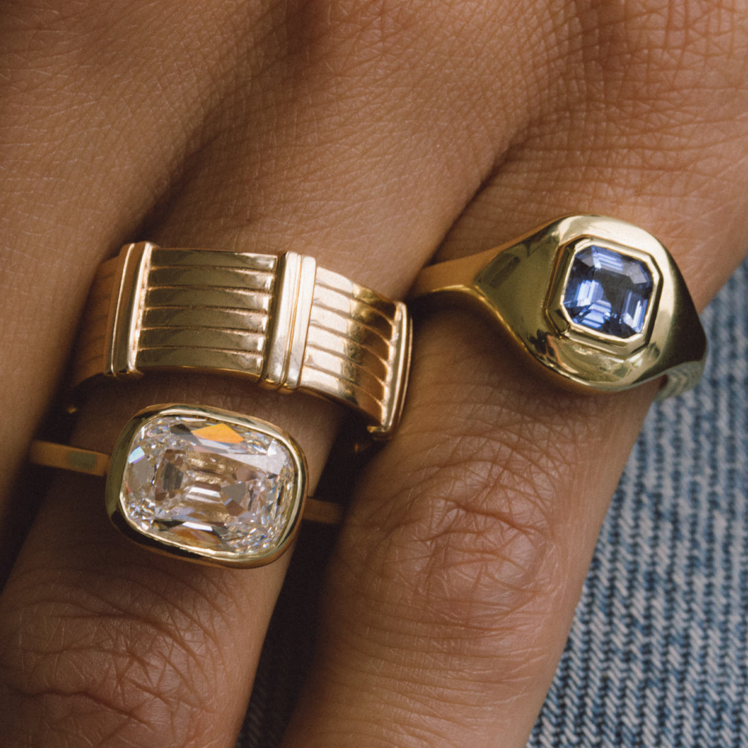 SAPPHIRE RIPPLE SIGNET RING